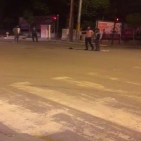Yoldan geçen şahsı kırık cam ile rehin aldı