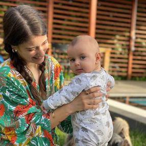 Hazal Kaya oğlunun babasına benzediğini kabul etti
