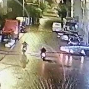 Çekici halatına takılan motorun sürücüsü ağır yaralandı