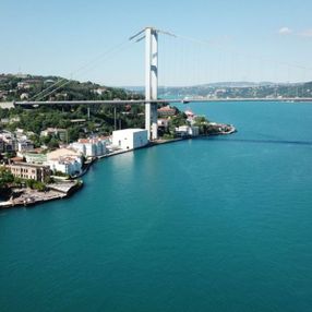İstanbul Boğazı turkuaza döndü