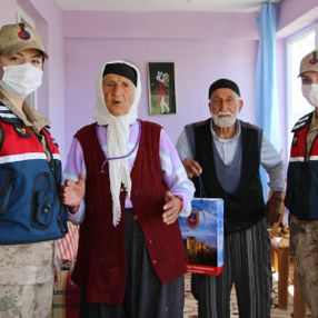 Elazığ'da jandarma, 65 yıllık evli çifti ziyaret etti
