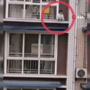 Çin’de 5 yaşındaki çocuk, düşmek üzereyken kurtarıldı