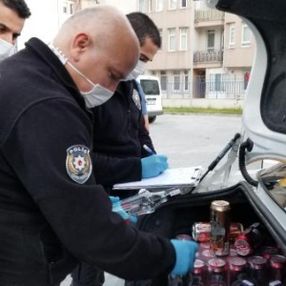 Sokağa çıkma yasağından taksiyle içki satarken yakalandı