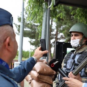 Malatya’da nöbetteki askere komutanından sürpriz