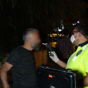 Antalya'da alkol alıp yasağı deldi, boş yolda kaza yaptı