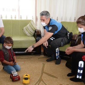 Van'da polislerden kaçan çocuğa sürpriz