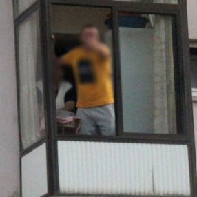 Dur ihtarına uymadı, kaçtığı evinde polisle tartıştı