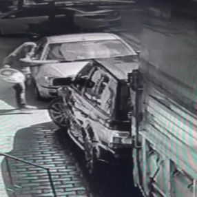 Esenyurt'ta bir kadın lüks cipe çöp döktü