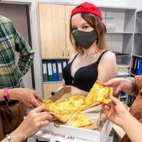 Dansçı kızlarla pizza teslimatı büyük ilgi gördü