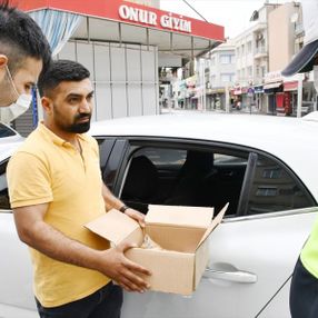 Yaralı kedi için sokağa çıktı, polisten tebrik aldı