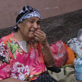 Adana'da 75 yaşındaki annelerini sokağa attılar