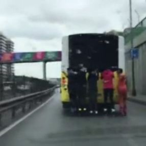 Otobüse takılan patenli gençler tehlikeye aldırmadı