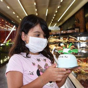 Çocuklara kooronavirüs önlemlerini 'tatlıyla' anlatıyor