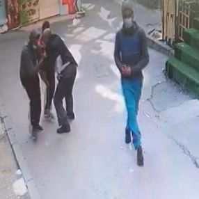 Beyoğlu'nda yaşlı adamın gasbedilme anları görüntülendi