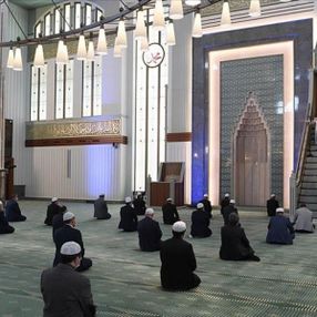 Camiler cemaatine kavuştu, cuma namazları kılındı