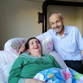 Amasya'da 43 yıllık eşine gözü gibi bakıyor