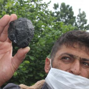 Düzce'de ot biçerken bahçede göktaşı buldu