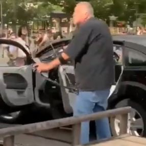 ABD'de Trump yanlısı adam göstericilere ok atmaya çalıştı