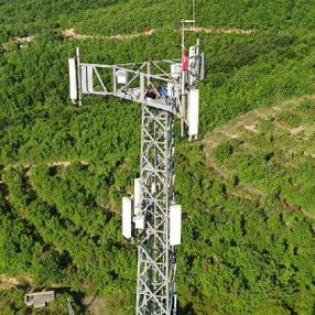 75 metrelik baz istasyonuna çıkıp yastık koyup yattı
