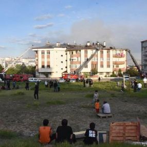 Apartmanın çatısındaki yangını sosyal mesafesiz izlediler