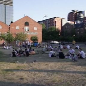 İngilizler, gruplar halinde toplanmaya başladı