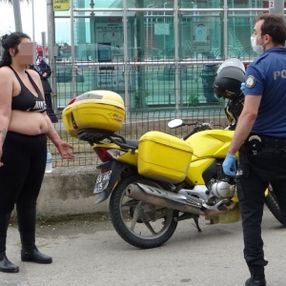 Samsun'da yola atlayan kadın trafiği altüst etti