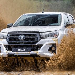 Yeni Toyota Hilux Fernando Alonso tarafından test edildi