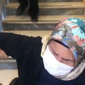 İstediği ayakkabıyı almayan annesini merdivenden düşürdü