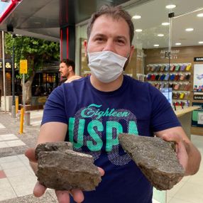 Çatıdan düşen beton parçalarından son anda kurtuldular