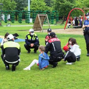 Sakarya’da sokağa çıkan çocuklar polislerle oynadı