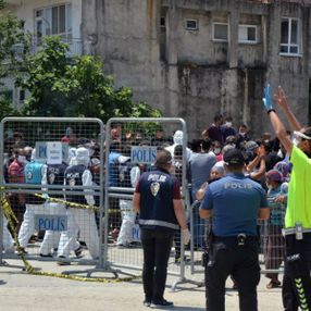 Antalya'da karantina uzatıldı, mahalleli polise taş attı
