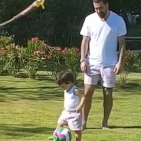 Arda Turan oğluyla top koşturdu
