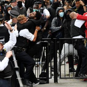 Londra'daki Floyd protestolarında arbede