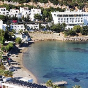 Bardakçı Koyu'na dökülen beyaz kum kaldırıldı