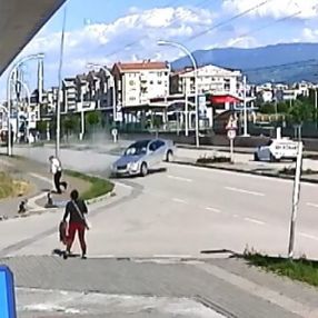 Bursa'da kontrolden çıkan otomobil direğe çarptı