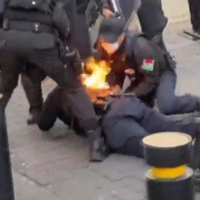 Meksika'da polis memuru ateşe verildi
