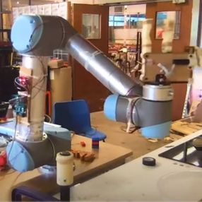 Farklı pişirme tekniklerini öğrenebilen omlet robotu