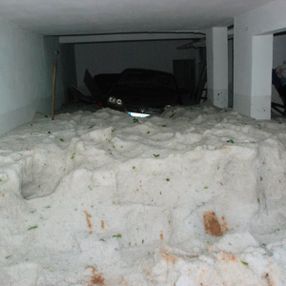 Tokat'ta yağan dolu, evin garajını bastı