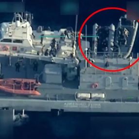 Ölüme terk edilen mültecileri Deniz Kuvvetleri kurtardı