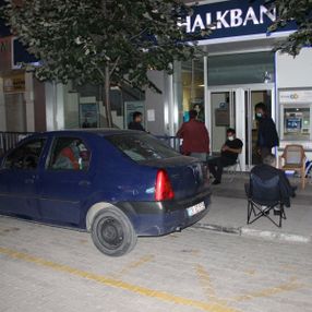 Manisa'da ev alabilmek için 2 gün önceden sıraya girdiler