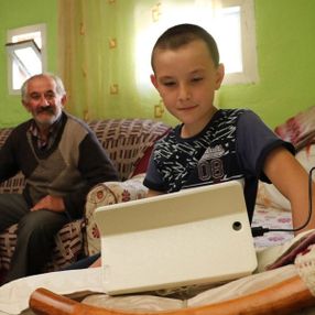 Enes, artık EBA dersleri için 1 kilometre yürümüyor