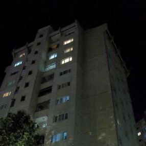 Kocasını bıçaklayan kadın, çocuğunu balkondan sarkıttı