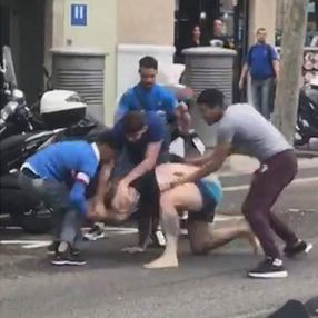 Barselona’da 4 kişi, turisti saati için darbetti