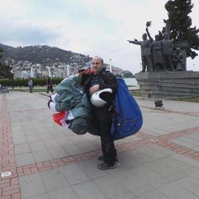 Rize'de yamaç paraşütü yaparken düşen kişi yaralandı