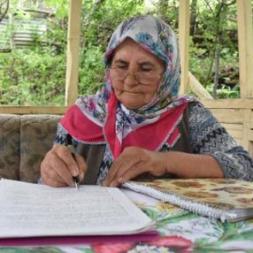 60'ında ilkokulu bitiren Perihan Teyze kitap çıkardı