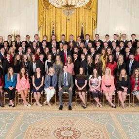 ABD'de Trump ile stajyerlerin fotoğrafı tartışma yarattı