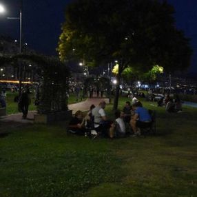 İzmir'de sosyal mesafe ve maske kuralı yine yok sayıldı