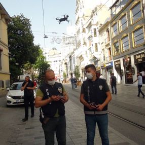 Taksim’de polisten hoparlörlü drone ile uyarı