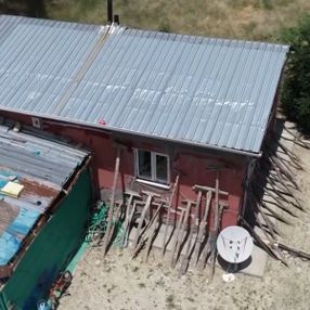Elazığ’da depremde hasar alan evini odunla destekledi