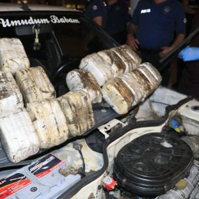 Adana'da polise çarpıp kaçtı, aracından uyuşturucu çıktı